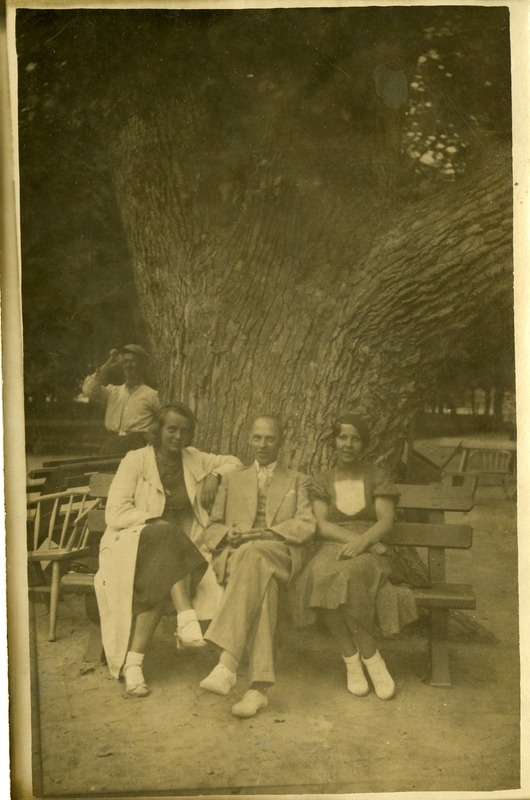 Suvitajad Kuressaare Lossipargis nn. suure puu (papli) juures