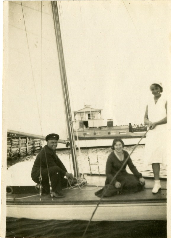 Suvitajad jahiga Kuressaare jahtklubi kai juures