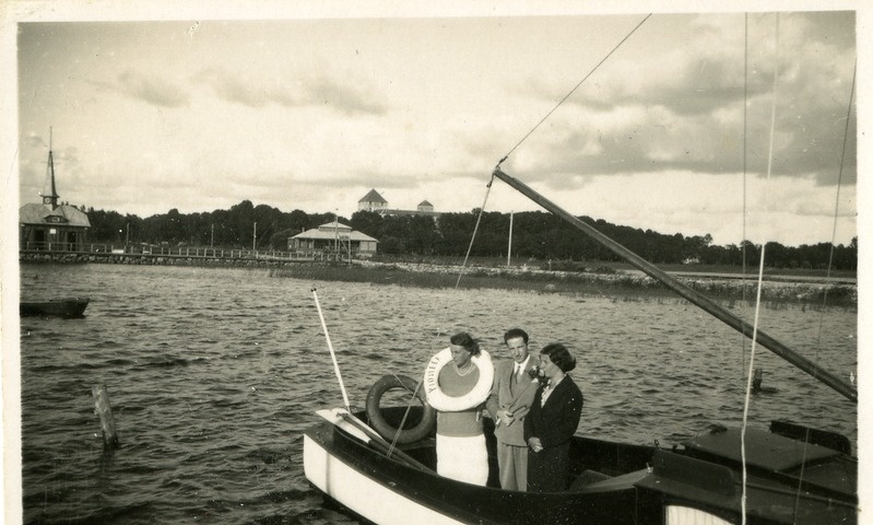 Suvitajad jahiga Pioneer Kuressaare lahel