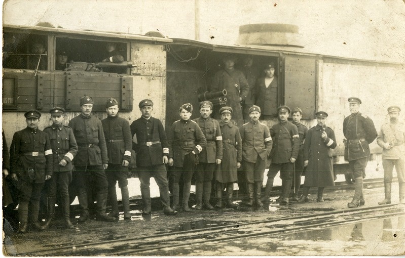 Kaitseväelased soomusrongi ees