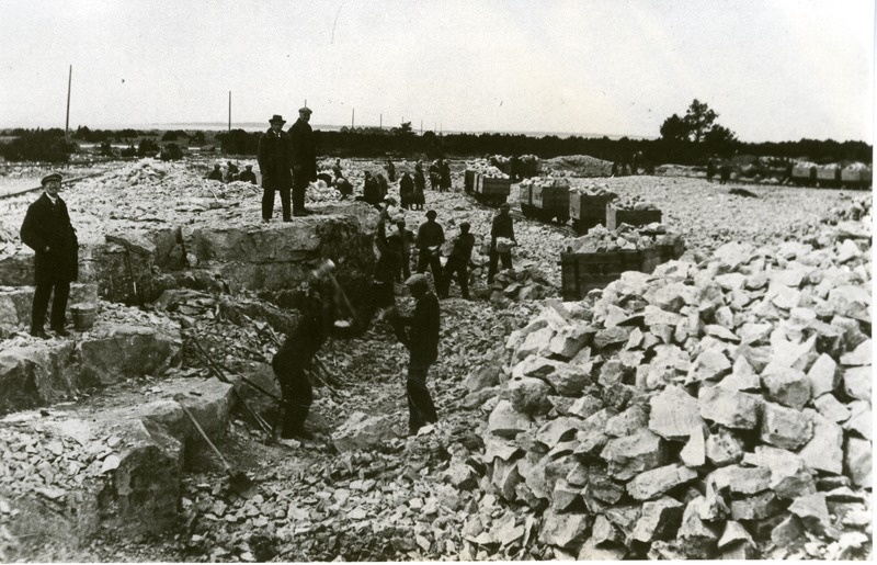 Töö Jaagarahu kivimurrus: vasakul seisavad insener Duberg, kaugemal minöör Laidra ja mehhaanik Nõmtak