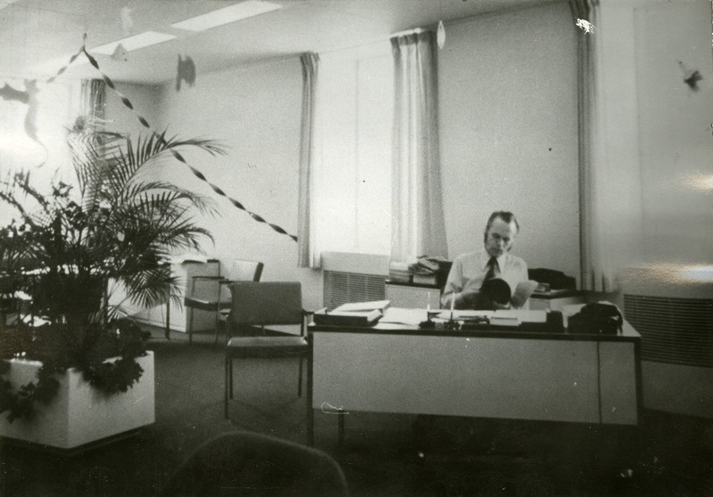 Osvald Timmas oma kabinetis ühes Toronto kindlustusfirmas