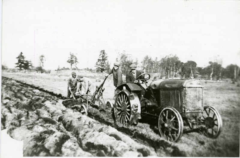 Lahetaguse Masinatarvitajate Ühistule kuulunud USA päritoluga traktoriga Deering Kuusnõmme heinamaad sahkamas