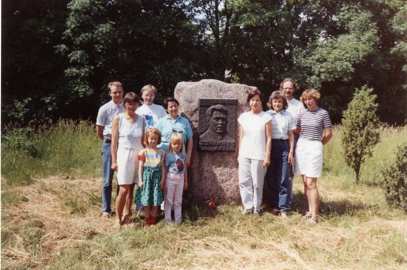 Saaremaa Muuseumi töötajaid jt. Johannes Aaviku mälestuskivi juures Randveres