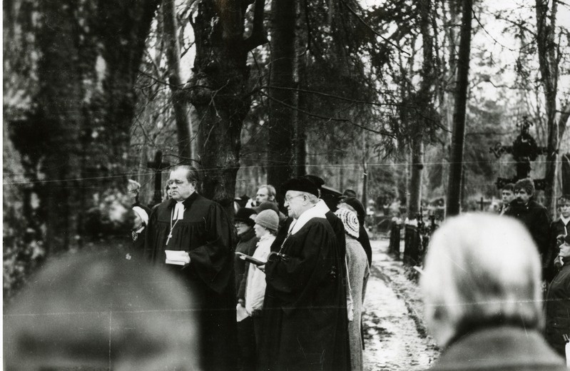 Saaremaa Muinsuskaitse Seltsi esindus mälestussamba avamisel Rudolf Gottfried Kallase haual Tartus Raadi kalmistul 1990. a.: pastor Eenok Haamer ja Tartumaa praost Harald Tammur.