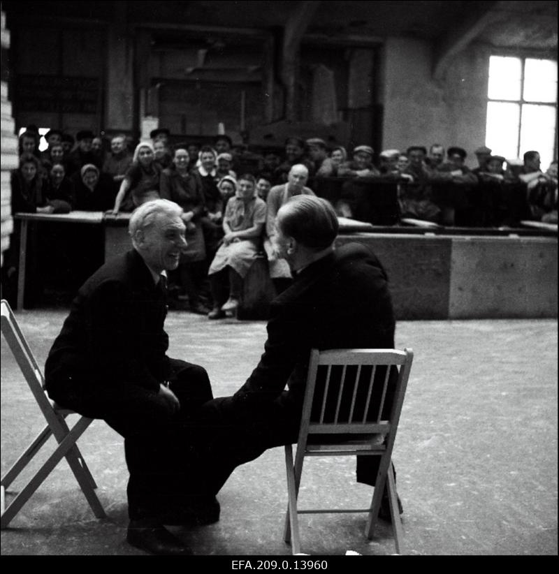 Tallinna Riikliku Draamateatri näitlejad esinemas Tallinna Vineeri- ja Mööblivabrikus. Vasakult: Ants Lauter,  Rudolf Nuude.