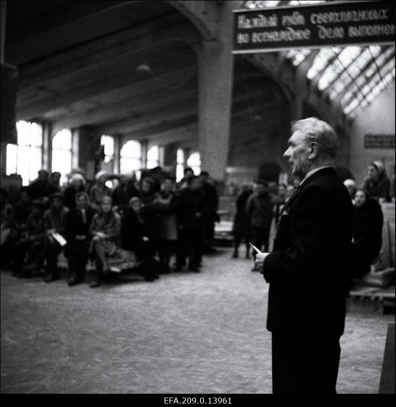 Tallinna Riikliku Draamateatri näitleja Ants Lauter esinemas töölistele Tallinna Vineeri - ja Mööblivabrikus.