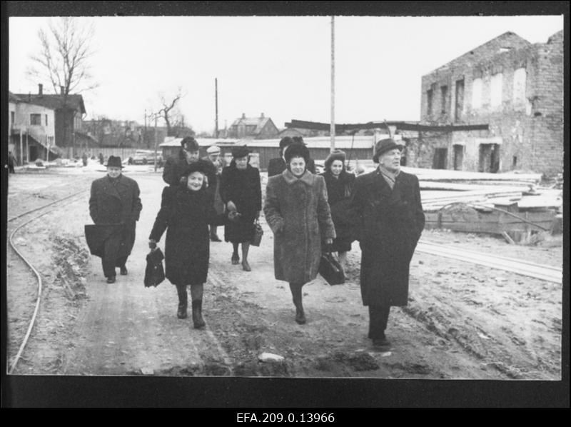 Tallinna Riikliku Draamateatri näitlejad teel Tallinna Vineeri- ja Mööblivabrikusse. Esiplaanil (paremalt) 1. Ants Lauter, 2. Meta Luts, 3. Mari Möldre.