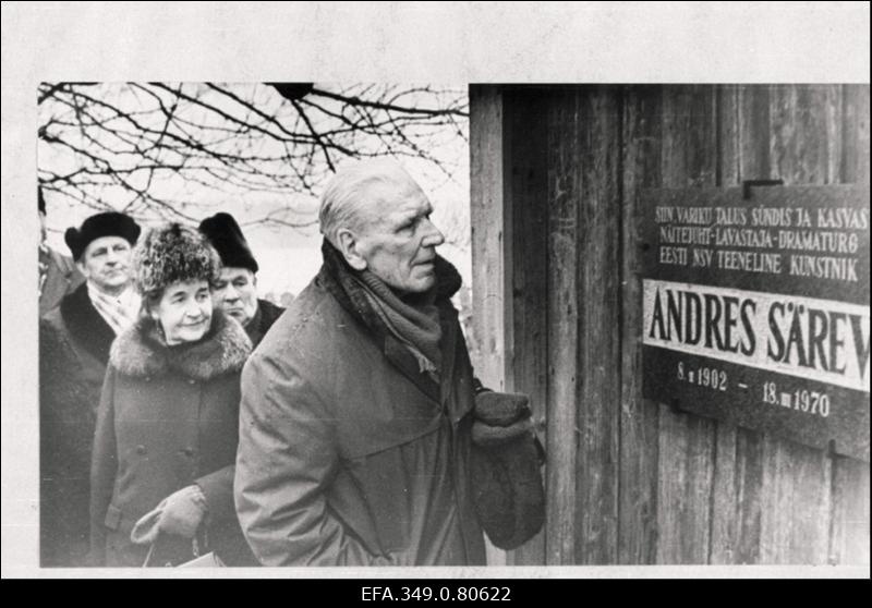 Eesti NSV teenelise kunstniku V.Kingissepa nim. TRA Draamateatri näitejuht-lavastaja Andres Särevi mälestustahvli avamisel tema sünnipaigas Viljandi raj. Variku talus. Esiplaanil NSV Liidu rahvakunstnik Ants Lauter.