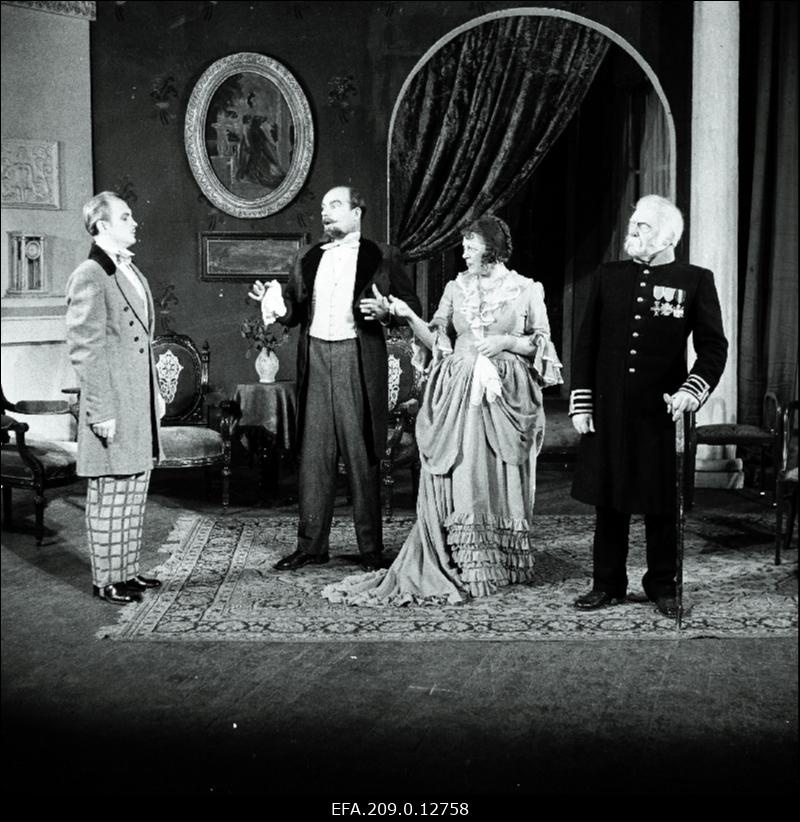 Stseen M. Gorki näidendist Vassa Železnova.Vasakult: 2. Helmut Vaag, 3. Katrin Välbe, Aadu Hõimre.