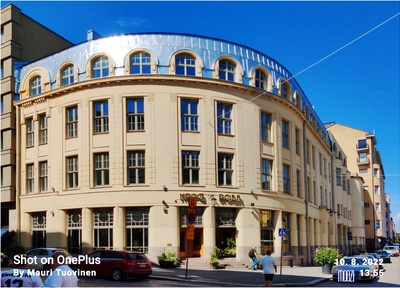 Kasarminkatu 30-32 - Pieni Roobertinkatu 1-3 -kulmatalo vasta uudelleen rapattuna ja maalattuna rephoto