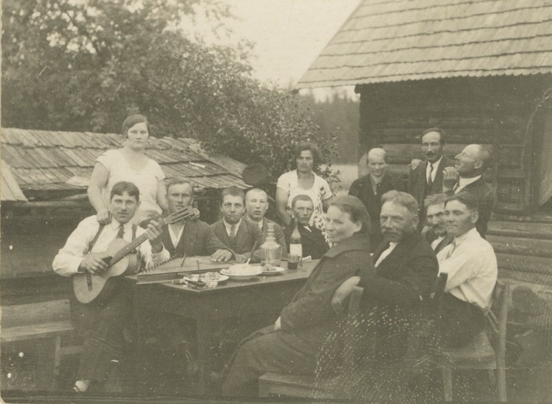 Seltskond talu õuel enne II maailmasõda