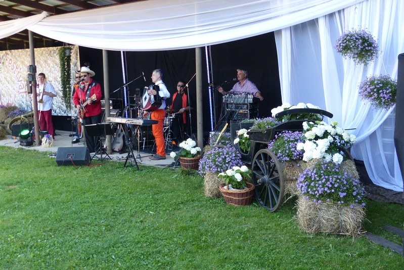 Ansambel "Apelsin" küüslaugufestivalil meeleolu loomas