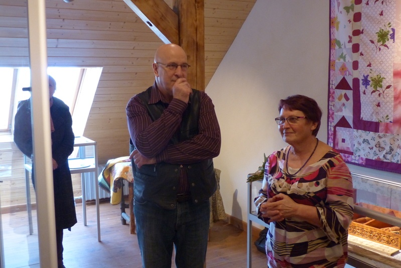 Aime ja Alari Ilves oma kahasse loodud näituse "Tükike puusse lõigatud ja kampsunisse kootud ajalugu" avamisel