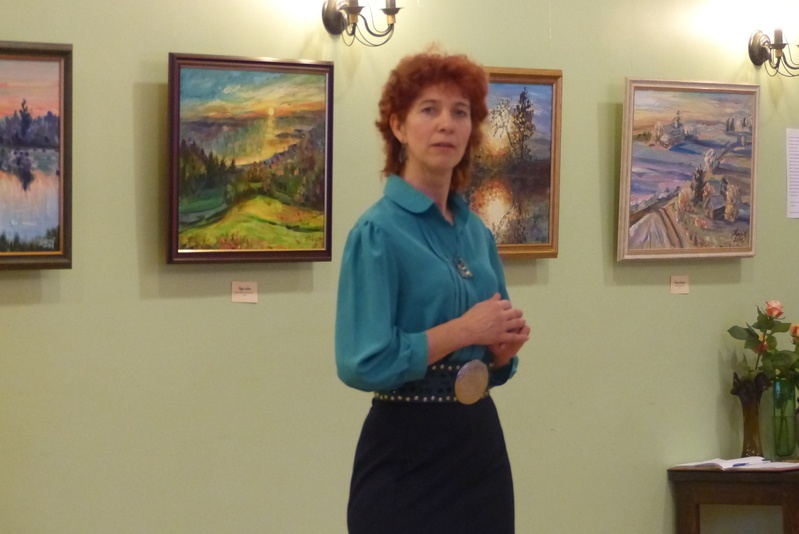 Kaisi Vinogradov  oma maalide   näituse "Vikerkaaremängud" avamisel häärberi alumises saalis