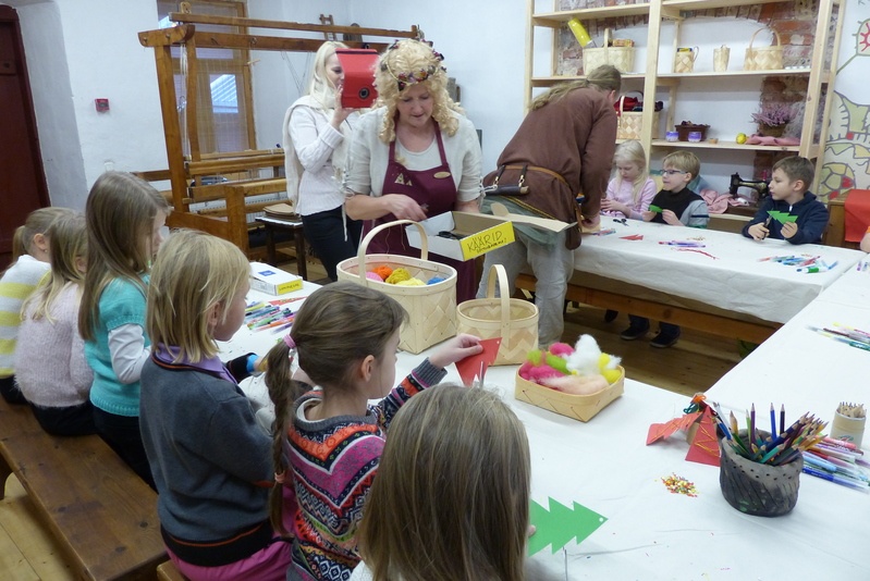 Muuseumi töötajate Toomase ja Maiga juhendamisel sai ehtida paberkuuski