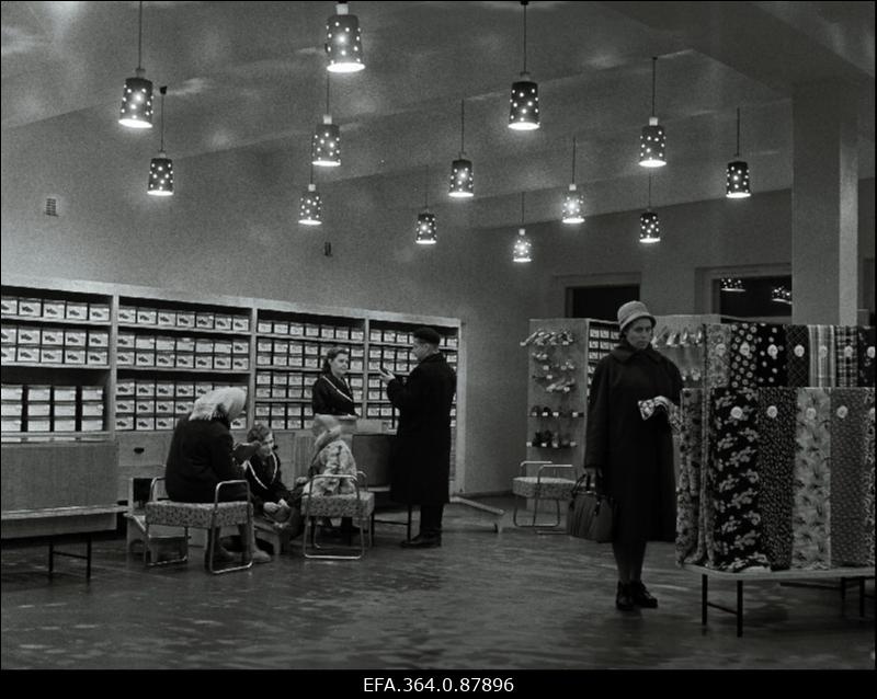 Kohtla-Järve Rajooni Tarbijate Kooperatiivi Jõhvi kaubamaja jalatsiosakond.