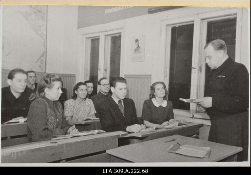 Õppetund Tootsi Turbabriketi Kombinaadi poliitkoolis.