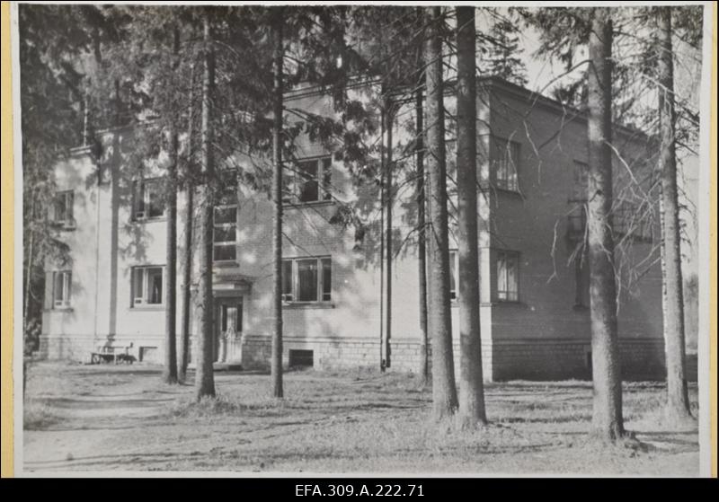 Elumaja Tootsi Turbabriketi Kombinaadi asulas.