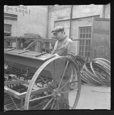 Tööline külvimasinaga Tartu tehases "Võit"  similar photo