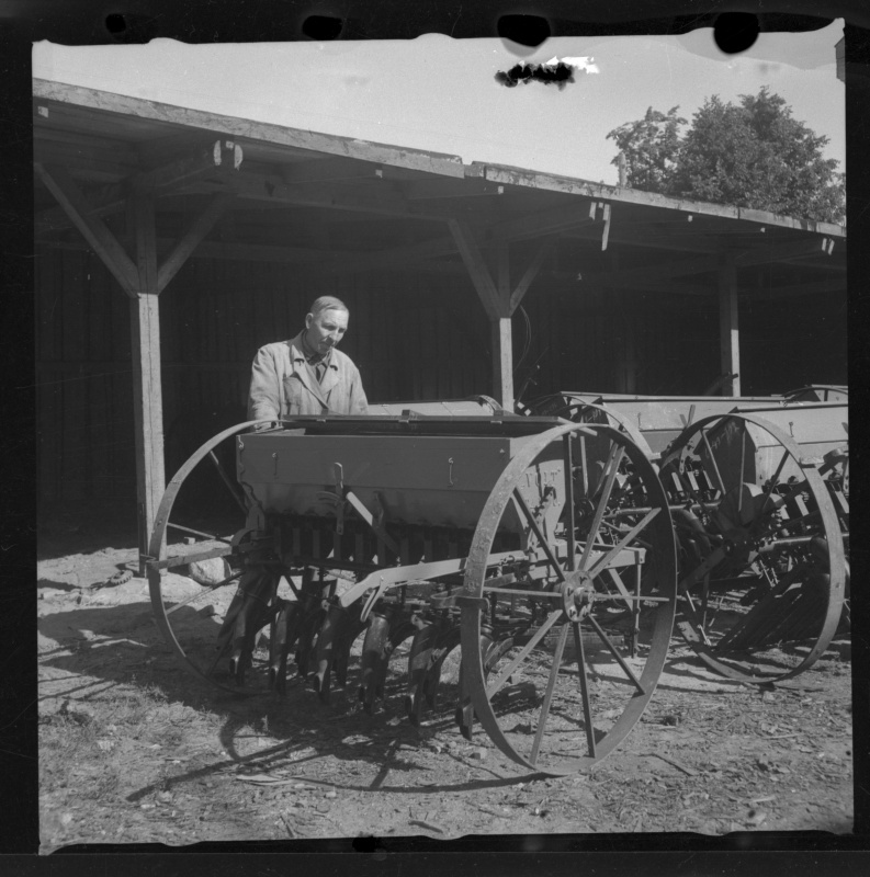 Tööline külvimasinaga Tartu tehases "Võit"