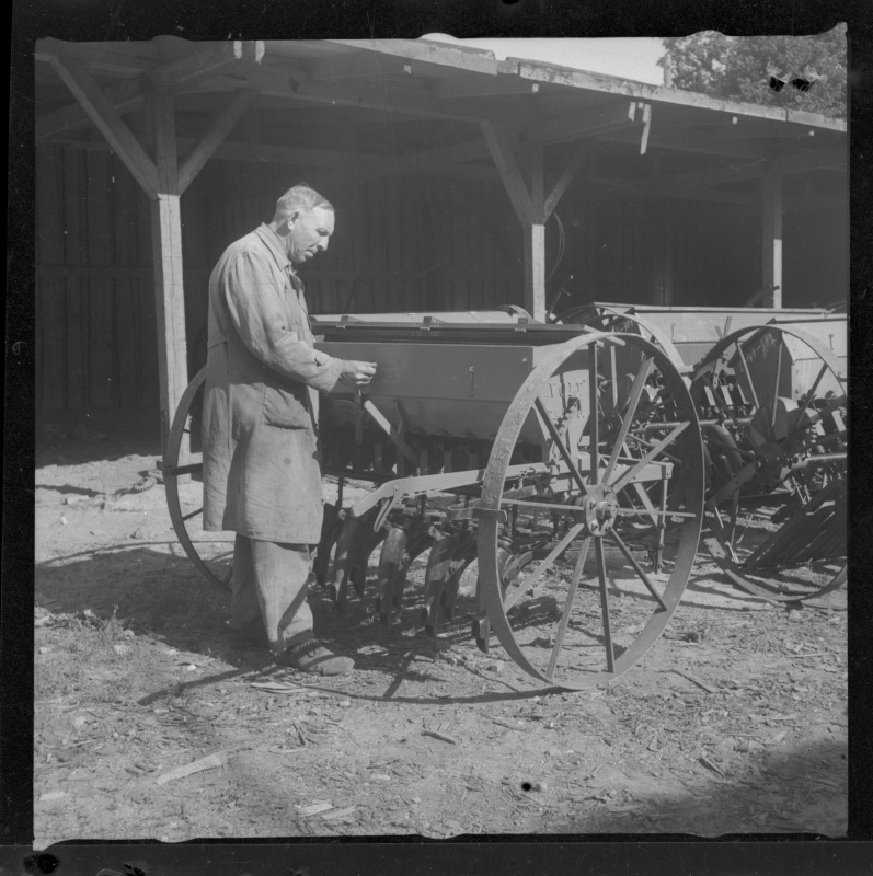Tööline külvimasinaga Tartu tehases "Võit"