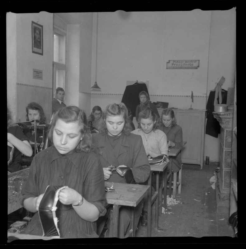 Tartu NJK-i noortebrigaadi liikmed jalatsipealseid valmistamas