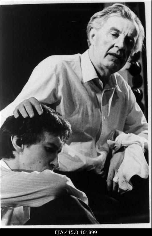 Stseen D. Mameti näidendist “Elu teatris” Tallinna Draamateatris. John - Raimo Pass ja Robert - Aarne Üksküla (paremal).