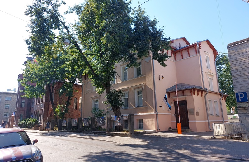 Building of the dark school-home in Tallinn, Tõnismäel rephoto