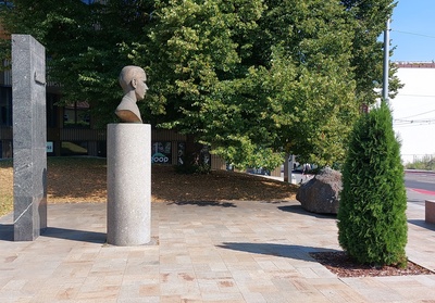 Opening of the memorial pillar of Malemeister Paul Keres at the corner of Tõnismäe Pärnu Road and Hariduse Street. rephoto