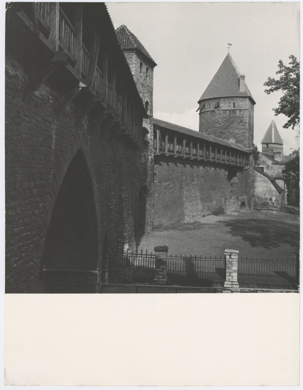 Vaade restaureeritud linnamüürile