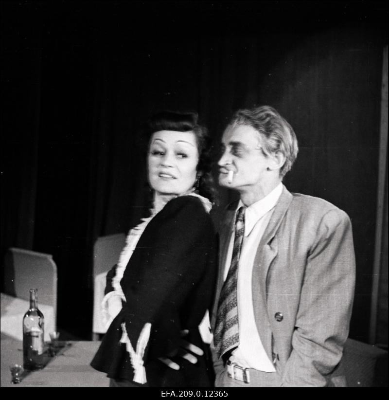 Stseen L. Zorini näidendist Noorus Lõuna-Eesti Teatri esituses. Paremal - Jüri Järvet.