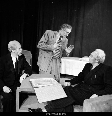 Stseen L. Zorini näidendist Noorus Lõuna-Eesti Teatri esituses. Keskel Jüri Järvet dotsent Nezlobinina.  duplicate photo