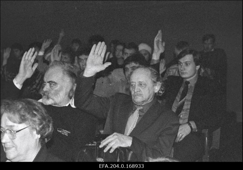 NSV Liidu rahvasaadikute valimisel Tallinna 747. territoriaalses valimisringkonnas hääletavad (vasakult) näitleja Rein Aren ja Jüri Järvet.