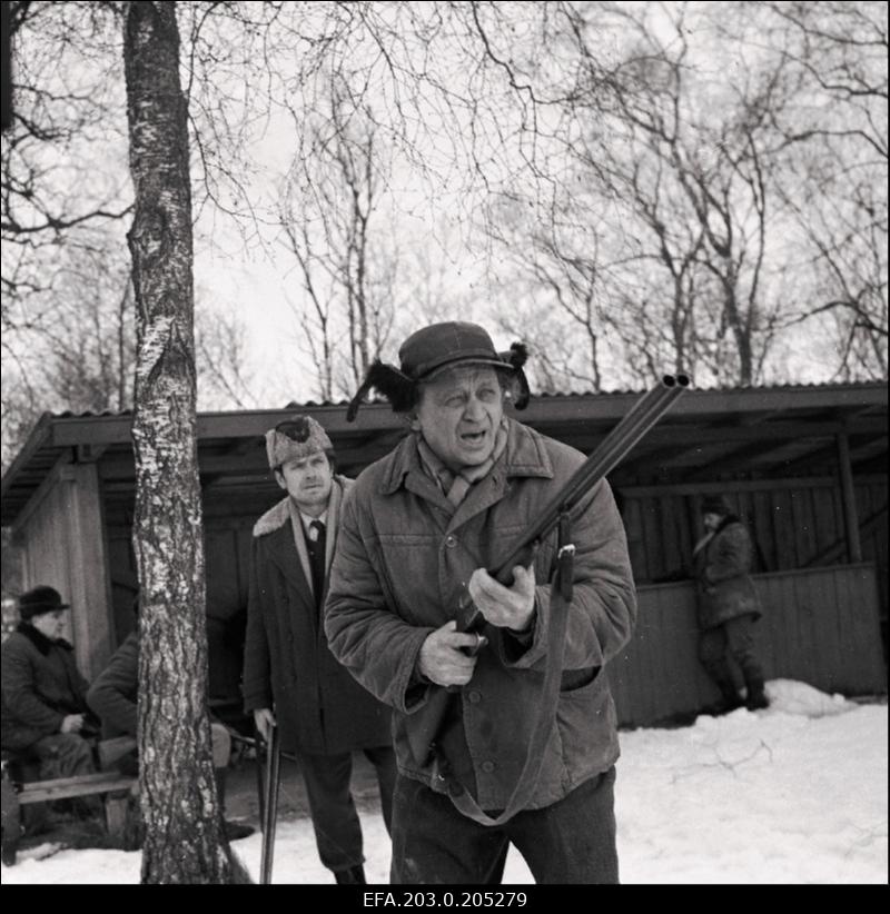 Tallinnfilmi mängufilm "Karikakramäng: Salakütt". Roberti osas Rudolf Allabert, Oskari osas Jüri Järvet.