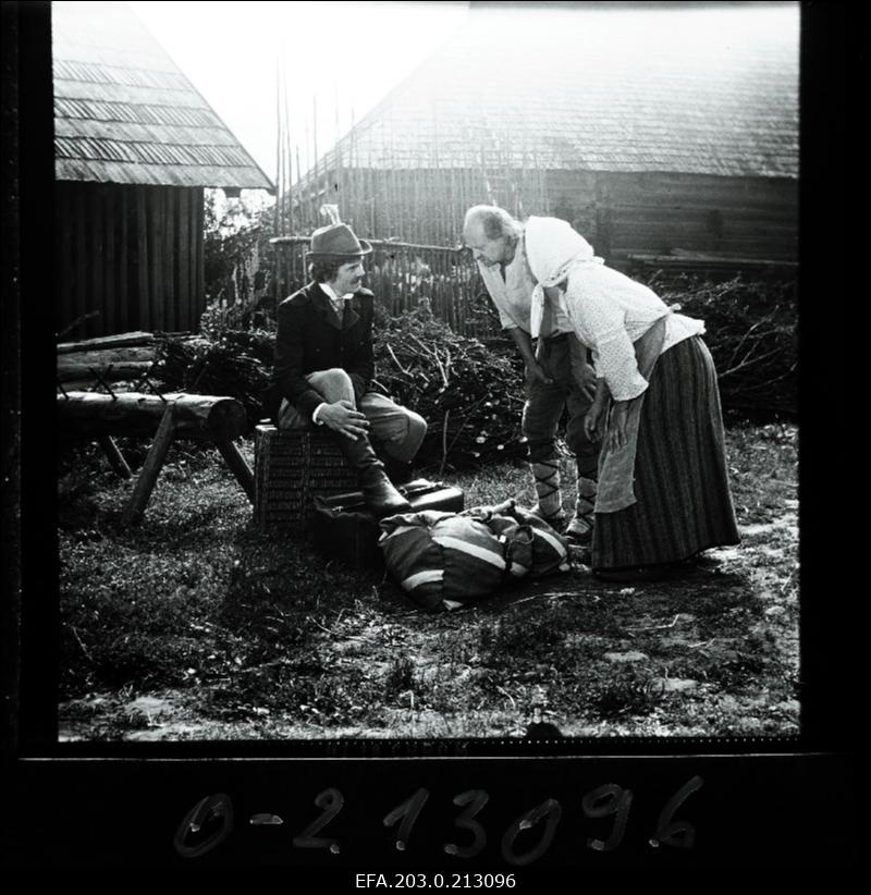 Kaader Tallinnfilmi mängufilmist "Suvi". Joosep Tootsi osas Aare Laanemets, Tootsi isa osas Jüri Järvet, Tootsi ema osas Herta Elviste.