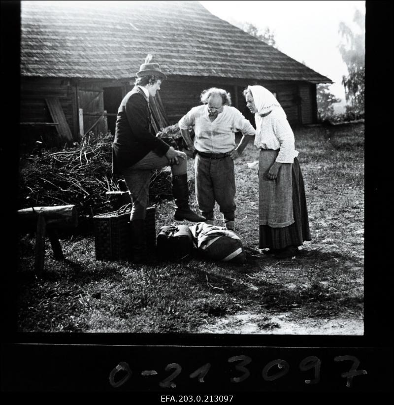 Kaader Tallinnfilmi mängufilmist "Suvi". Joosep Tootsi osas Aare Laanemets, Tootsi isa osas Jüri Järvet, Tootsi ema osas Herta Elviste.