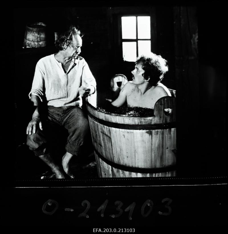 Kaader Tallinnfilmi mängufilmist "Suvi". Joosep Tootsi osas Aare Laanemets, Tootsi isa osas Jüri Järvet.