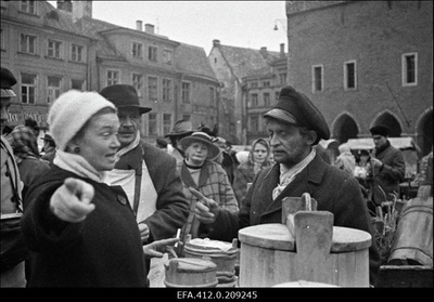 Režissöör Leida Laius ja näitleja Jüri Järvet Tallinnfilmi mängufilmi "Mäeküla piimamees" võtetel Raekoja platsil.  similar photo