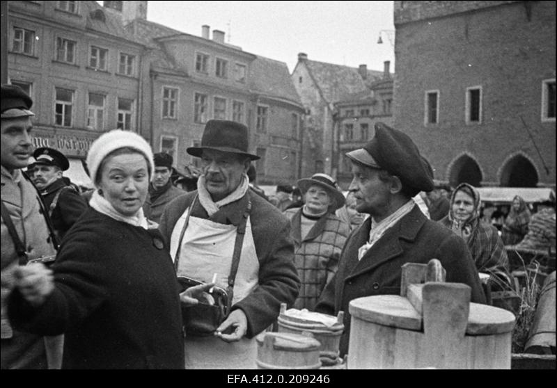 Režissöör Leida Laius ja näitleja Jüri Järvet (paremalt 1.) Tallinnfilmi mängufilmi "Mäeküla piimamees" võtetel Raekoja platsil.
