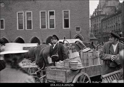 Jüri Järvet Tallinnfilmi mängufilmi "Mäeküla piimamees" võtetel Raekoja platsil.  similar photo