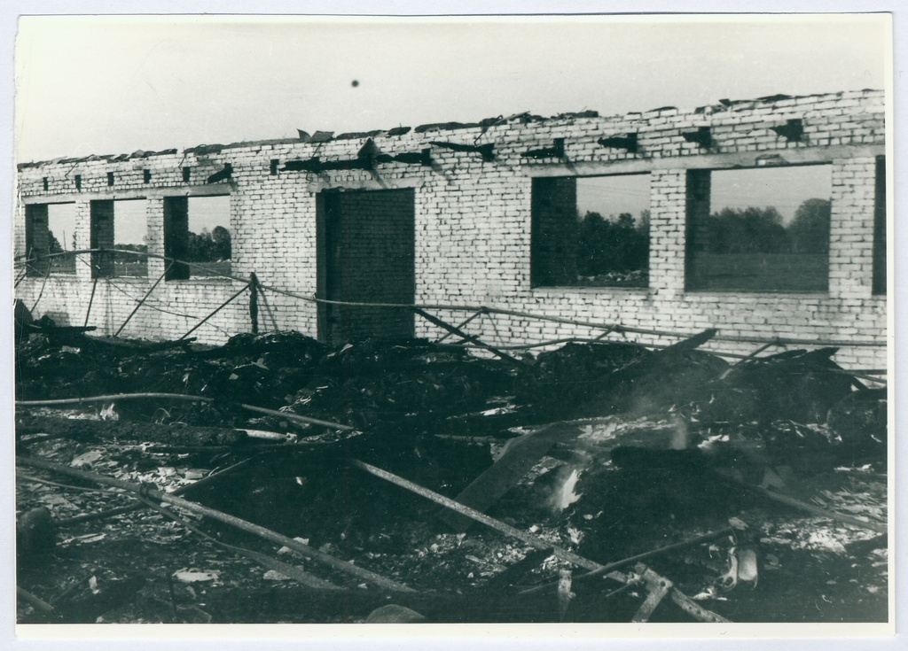 Harju rajooni Tasuja kolhoosi loomalaut pärast tulekahju