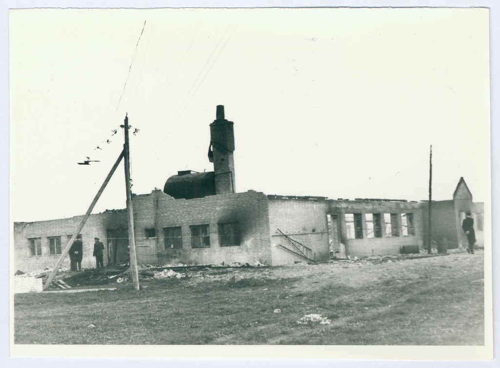 Harju rajooni Tasuja kolhoosi loomalaut pärast tulekahju