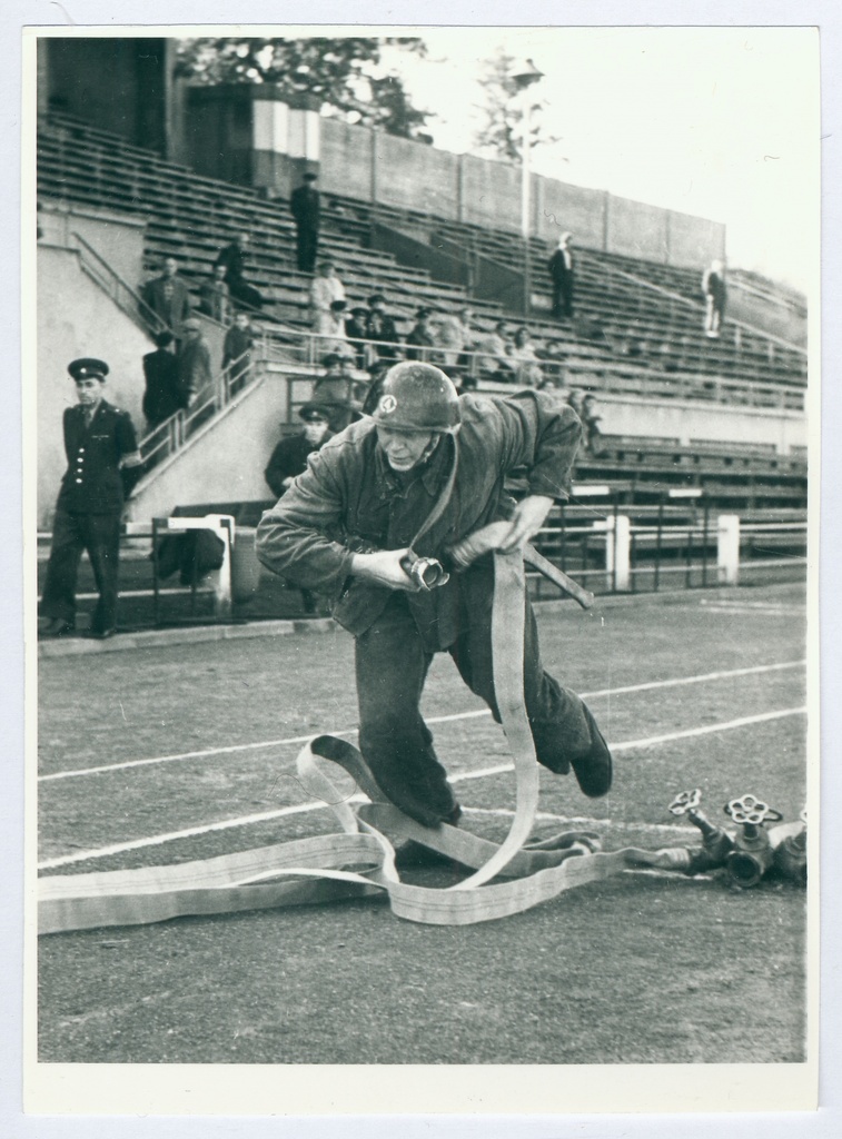 Tallinna sõjaväestatud tuletõrje võistlused - takistusribal joatoru ühendamine voolikuga