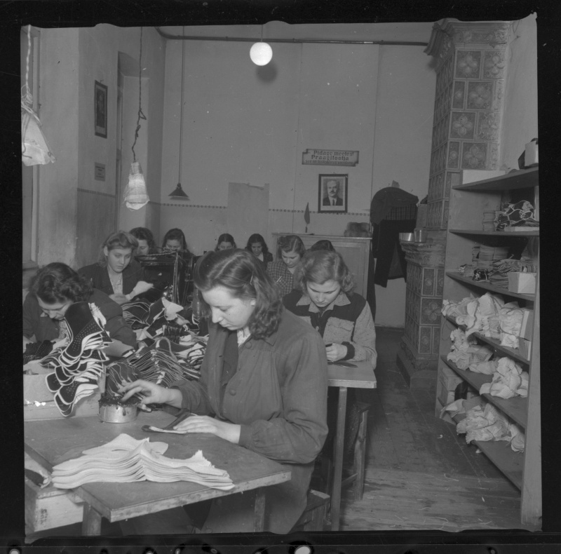 Tartu Naha- ja Jalatsikombinaadi töölised jalatsipealseid valmistamas