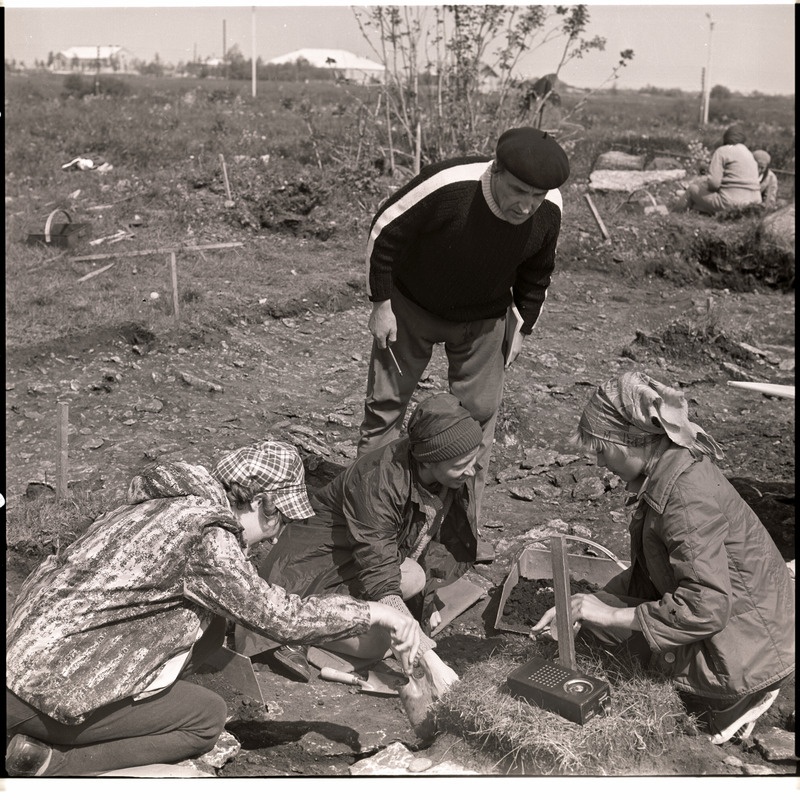 K. Deemant kontrollib kaevajate tööd