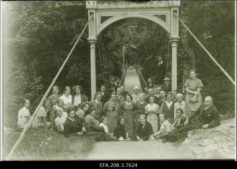 Paide kirikukoor ringreisil Viljandis rippuva silla juures.