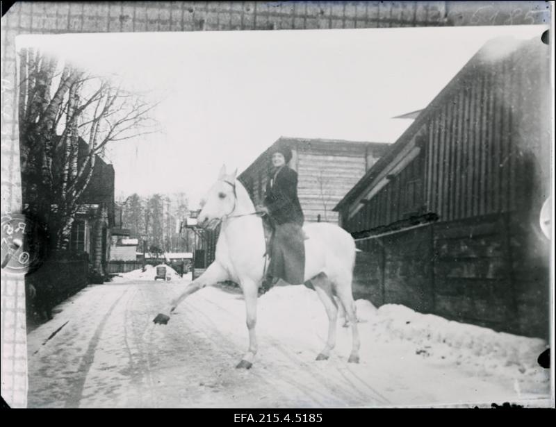 Tsirkusekunstnik - kunstratsutajanna eestlane Ülle Sammul külaskäigul Viljandis.