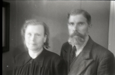 Pikkand abikaasaga (?)  similar photo