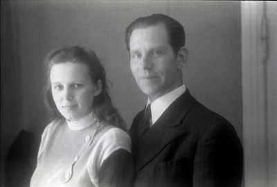 TRÜ orgaanilse keemia kateedri vanempreparaator (1945-52) Gustav Henno abikaasaga.  similar photo